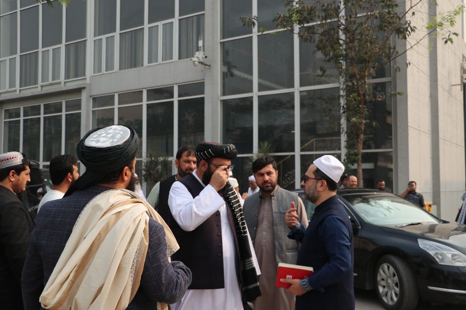 বাংলাদেশের ব্যবসায়ীদের পক্ষ থেকে আফগানি রাষ্ট্রদূত (শাহ ওয়ালি নাসিরি)কে গ্রহণ