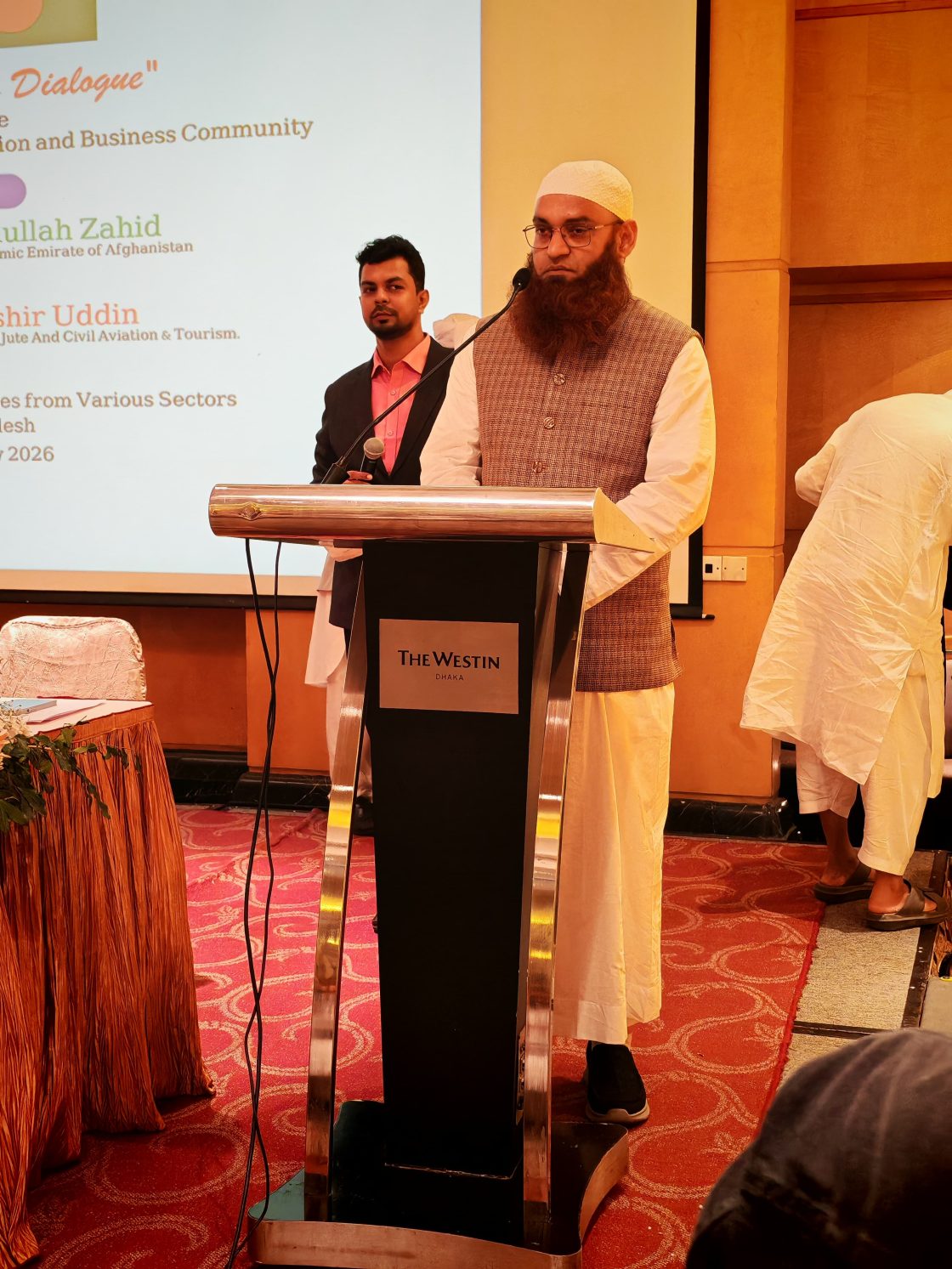 বাংলাদেশ আফগানিস্তান চেম্বার অফ কর্মাস এন্ড ইন্ডাজট্রিজ (BACCI) এর আফগানি রাষ্টদূত এর উপস্থিতিতে বাংলাদেশের ব্যবসাখাতের উন্নতির লক্ষ্যে বক্তব্য রাখছেন বিশিষ্ট ব্যবসায়ী আবু সায়েম খালেদ সাহেব।