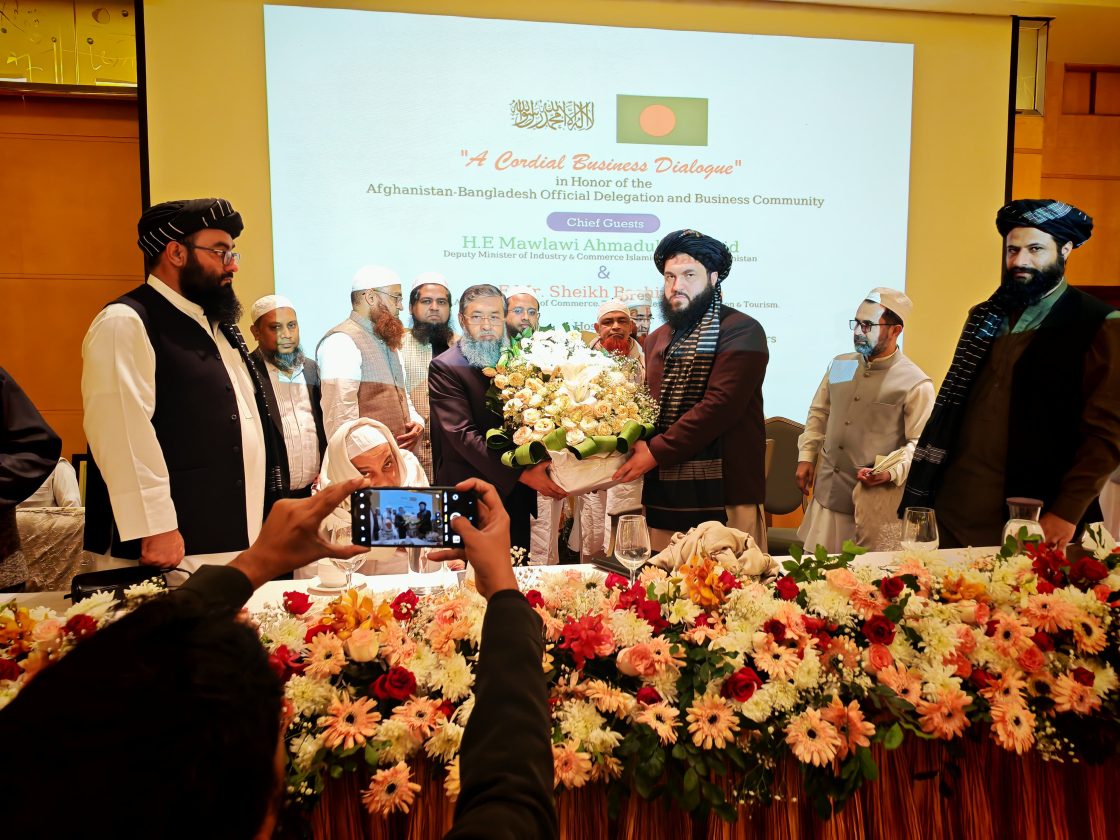 ফুল দিয়ে বরণ